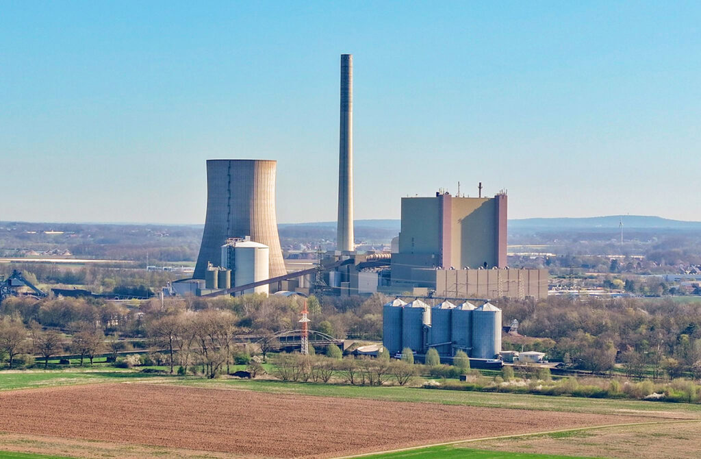 Der Kühlturm (links im Foto) soll im Januar gesprengt werden. Foto: Dr. Dietmar Meier