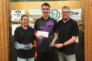 Lenny Schlüter (Mitte) ist der Sieger des ersten Volksbank Steel Dart Cups in Uchte. Foto: privat