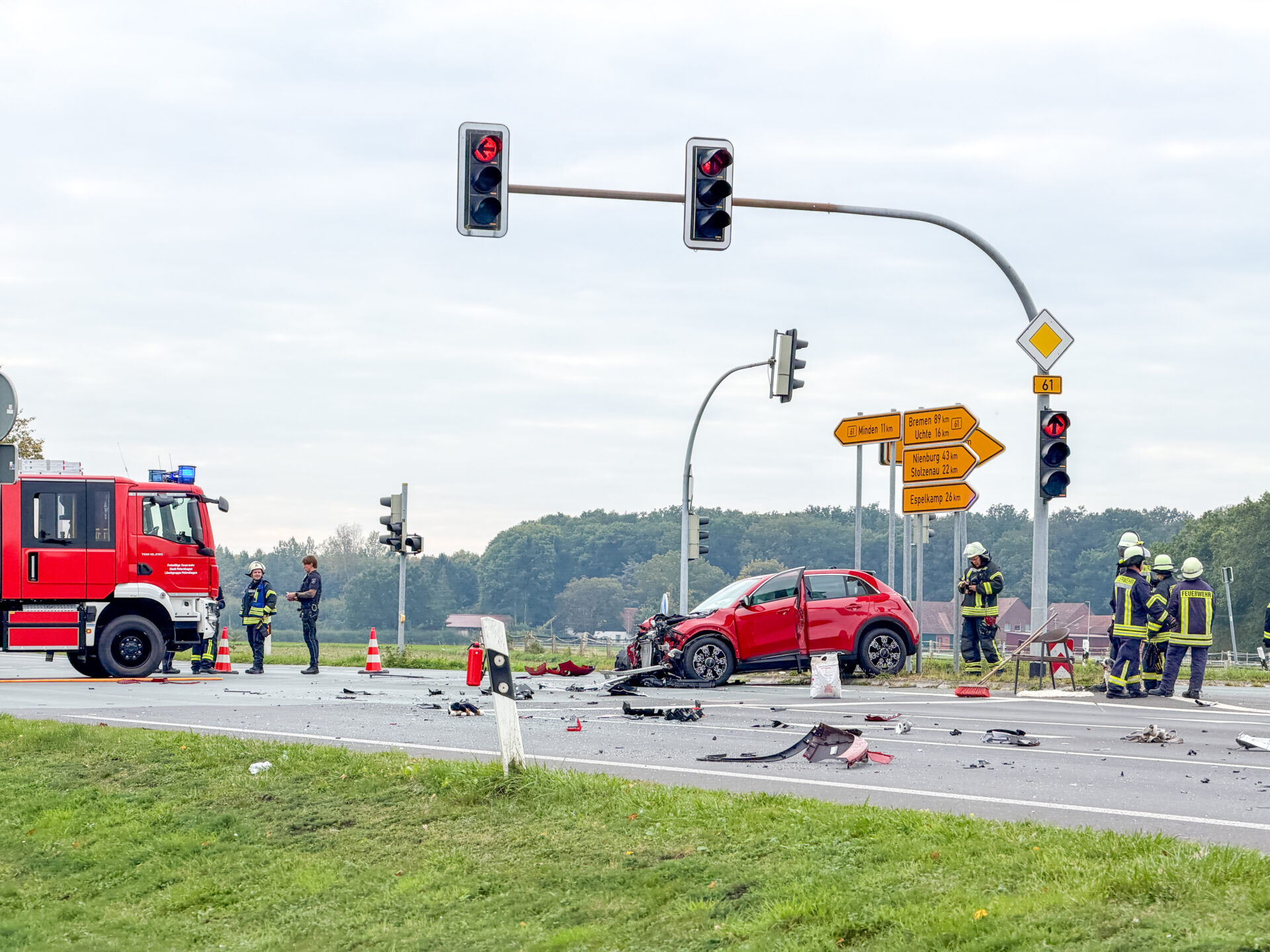 Auf der B61 in Petershagen ist es zu einem schweren Unfall gekommen. Die Kreuzung am REWE ist derzeit teilweise gesperrt. Foto: Krischi Meier